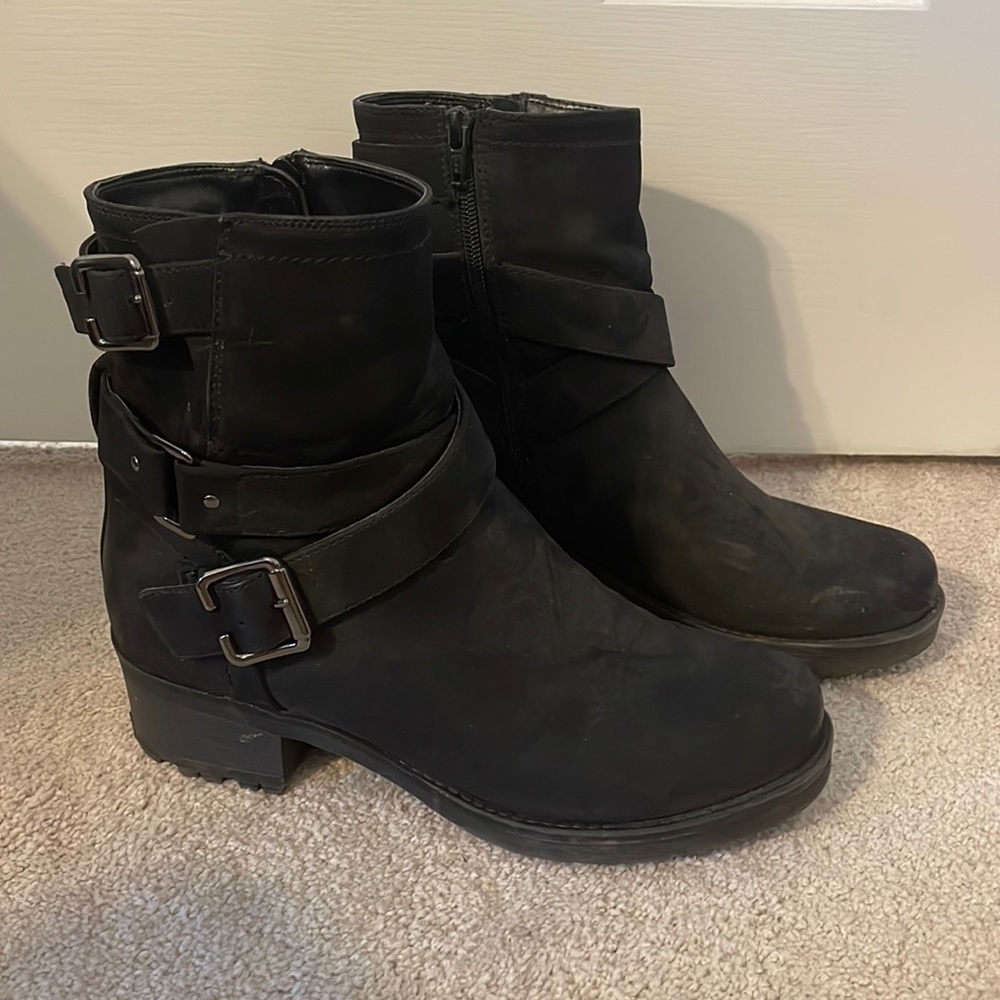🟩 Black Buckle Bootie